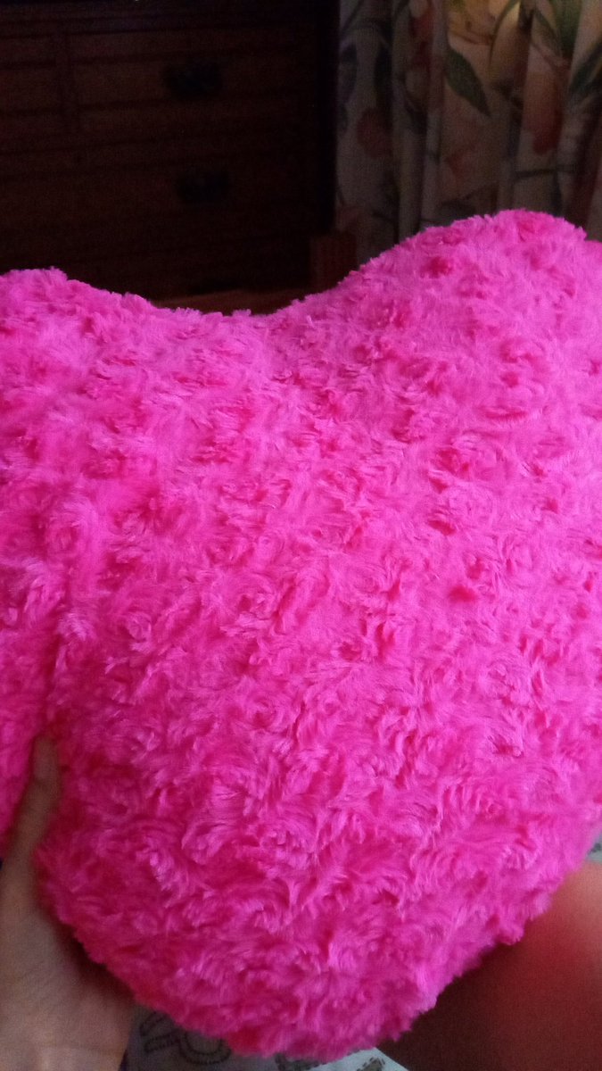 thisisnolonger's tweet photo. @Spifeyy wait  do we have the same pillow??!! :0 https://t.co/HII8nvQ5Du