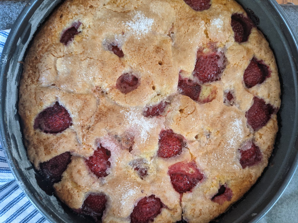 summervillain's tweet photo. meal box from @cloverfoodlab had a LOT of delicious fresh strawberries, so mah sweetie @editrix improvised with the "extra" #NotComplainingAtAll https://t.co/2DZ7FeXux1