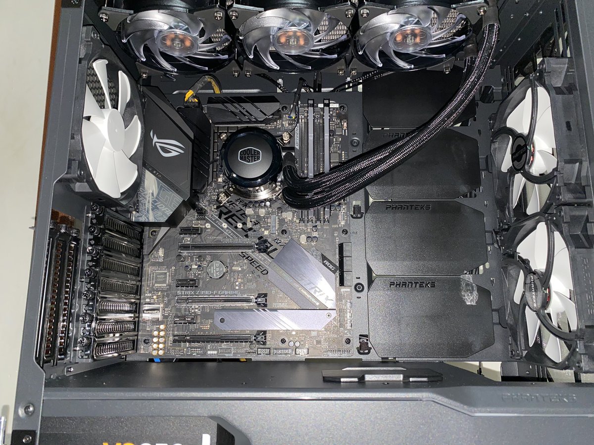 Jony_6's tweet photo. Hoy a tocado montaje, ya tocaba hacerle un upgrade al PC 🥰🥵🔥
@CoolerMasterEs @Phanteks @ASUSROGES @CorsairSpain @aorus_es https://t.co/Qgh1FH79wh