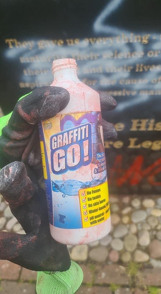Hibai_'s tweet photo. En un parque de Escocia, unos fascistas pintaron el monumento a las Brigadas Internacionales. @StevenMcGowan89 fue hasta allí en bici con su hijo y entre los dos borraron las pintadas fachas para que el niño "aunque sea un poco pequeño aún" entienda qué está bien y qué está mal😍 https://t.co/lLZLfJjqWE