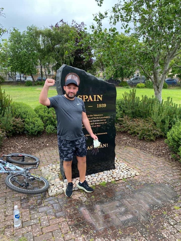 Hibai_'s tweet photo. En un parque de Escocia, unos fascistas pintaron el monumento a las Brigadas Internacionales. @StevenMcGowan89 fue hasta allí en bici con su hijo y entre los dos borraron las pintadas fachas para que el niño "aunque sea un poco pequeño aún" entienda qué está bien y qué está mal😍 https://t.co/lLZLfJjqWE