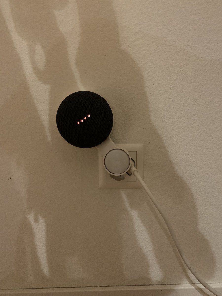 Xavier83's tweet image. qqn aurait une idee comment deporter une prise de quelques cm devant ? ce rond est tellement volumineux... #googlemini ou alors une prise plate pour l'autre à coté (multiprise) à brancher ?