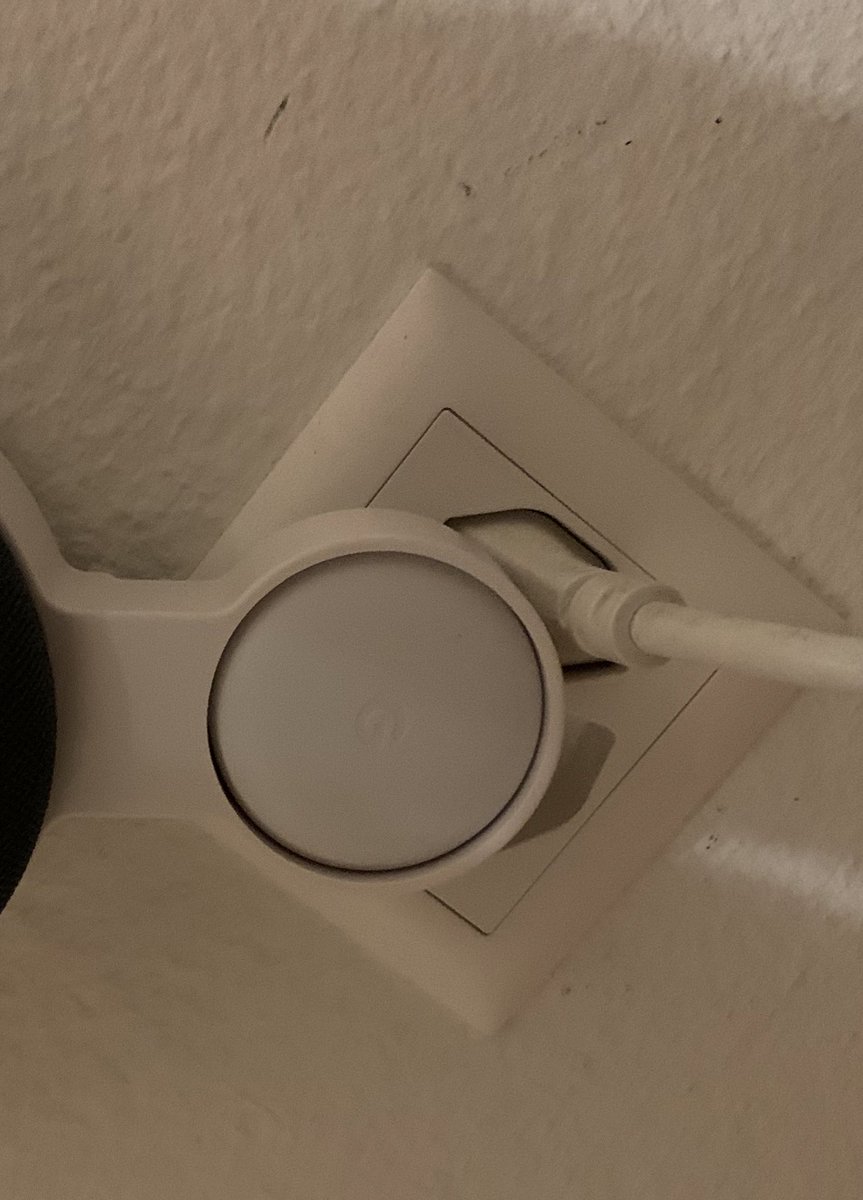 Xavier83's tweet image. qqn aurait une idee comment deporter une prise de quelques cm devant ? ce rond est tellement volumineux... #googlemini ou alors une prise plate pour l'autre à coté (multiprise) à brancher ?