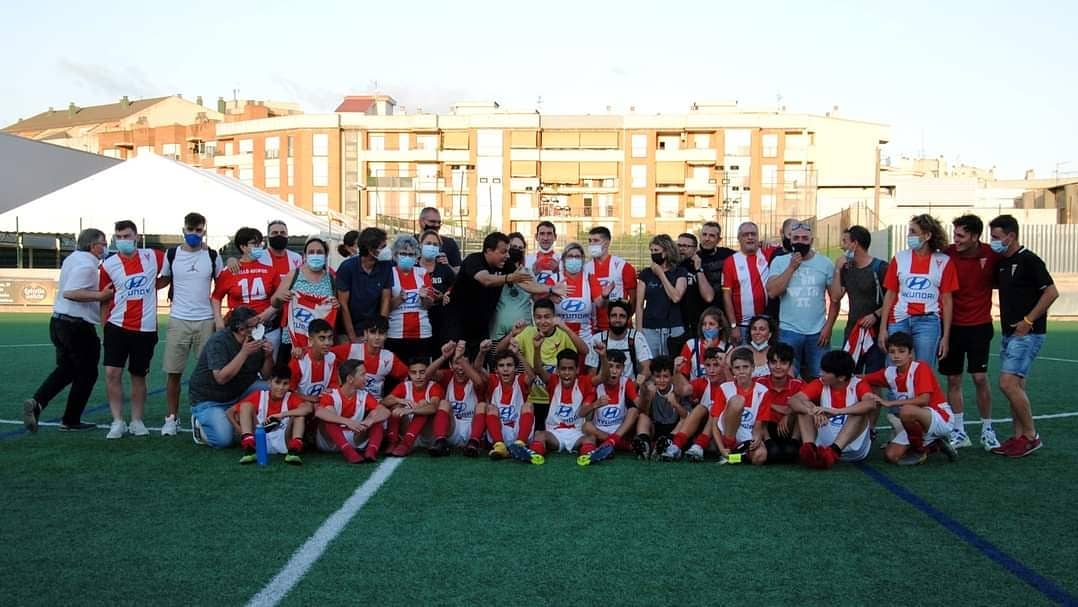 cdtortosa's tweet photo. ⚽️ 📸 Les millors imatges de ľascens a Preferent aconseguit per ľInfantil A disponibles a la nostra pàgina de Facebook 👈🏻🔴⚪💪🏻
#cdtbase #cdtescola #Tortosa #TerresdelEbre #AbelloAutotec https://t.co/ESqzbVNWW7