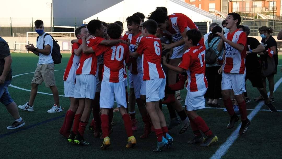 cdtortosa's tweet photo. ⚽️ 📸 Les millors imatges de ľascens a Preferent aconseguit per ľInfantil A disponibles a la nostra pàgina de Facebook 👈🏻🔴⚪💪🏻
#cdtbase #cdtescola #Tortosa #TerresdelEbre #AbelloAutotec https://t.co/ESqzbVNWW7