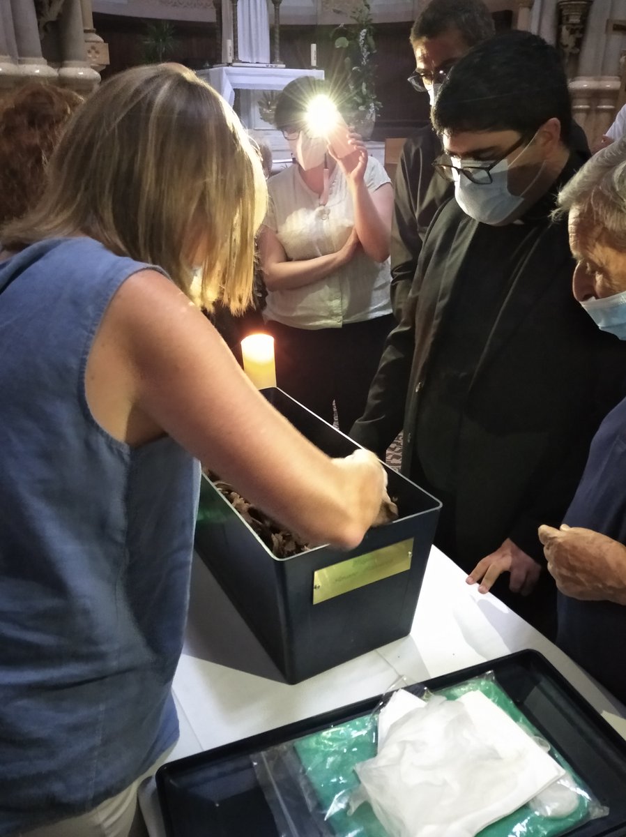 En #Tortosa, tras la apertura del sepulcro de los mártires operarios para obtener una reliquia del Beato Miguel Amaro que será llevada a su pueblo natal de #ElRomeral