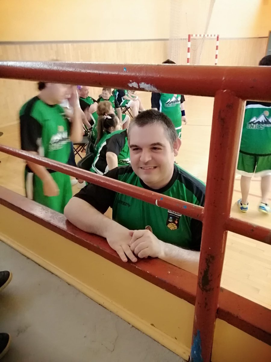 unicscerdanya's tweet photo. 💚ImAtgEs de FELICITAT💚 
Com descriuriem la #felicitat ? No calen paraules, feu una ullada 👀 … les imatges… parlen per si soles💯 
#unicscerdanya #felicitat #diversitatfuncional #primerpartit #debut #humils #compartintvida #cerdanya #projectesquemolen #basquetinclusiu https://t.co/yf7Qn4imFm