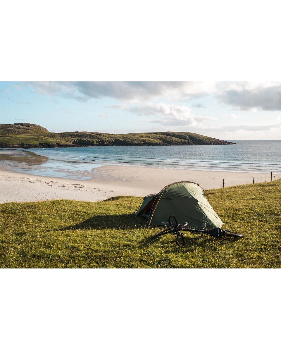 Set up camp on Vatersay. Whisky on the beach. Woke up to the sound of waves. 👌
@VisitScotland @DocuScotland @YourWullie @Hebridean_Way @VisitHebrides @bikepackingscot