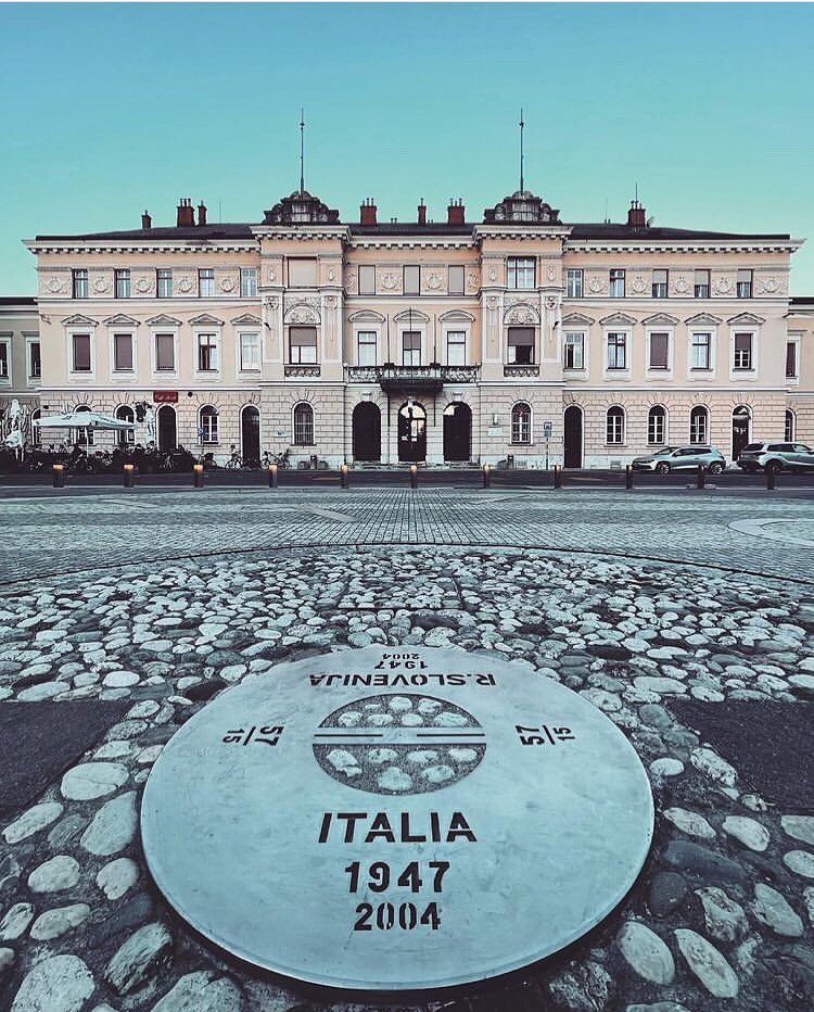 La piazza Transalpina è anche un simbolo di rinascita, di una nuova identità della nostra città senza confini: grazie @arturo_verdoliva per la bellissima fotografia 

#igersgo #igersfvg #gorizia

instagram.com/p/CQojXyHFAvo/