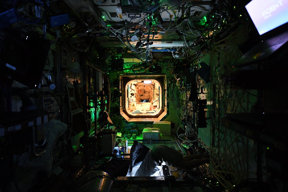 Thom_astro's tweet image. The International Space Station at night:
🟢 lights in the @NASA Destiny lab
🟡 lights in Node-2
🌍 reflections on the ceiling
The @Space_Station can be a more colourful place than you might think! @astro_kimbrough was looking out of the window… where it was daytime on Earth!