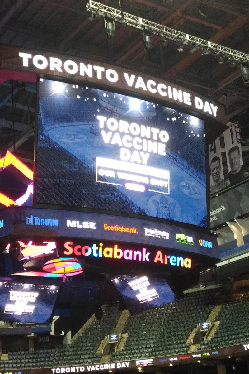 vlu's tweet image. Thank you to all the hard-working volunteers today. My two kids and their friends vaccinated at Scotiabank Arena. We are so grateful.