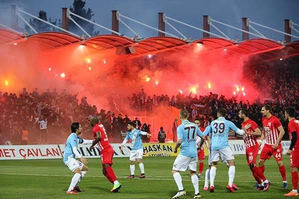 DeliErol10's tweet photo. U-19 takımına Bandırma maçından önce 5-0 lık ilçe maçının görüntülerini izletin! Biz 10ların yanındayız bilsinler! Haydi gençler, haydi umutlarımız! Bir kez daha #VAGS @UmitarslanBLK10 @balikesirspor__ https://t.co/ZJ14RrhCRc