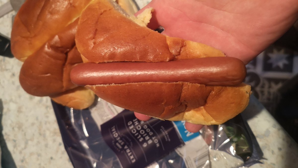 wickerman1986's tweet photo. Seriously though @AsdaServiceTeam just cut them straight like the rest of humanity, then bun is that shape for a reason ffs! https://t.co/2ukcppN00E