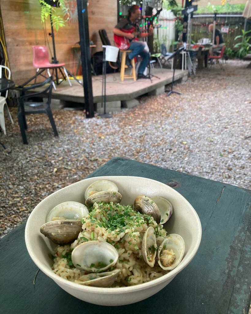 Today’s special😍Basque Clams &amp; Rice
•Little Neck Clams, Bomba Rice, Garlic, Bell Peppers, Chili Flake #bacchanalwine instagr.am/p/CQot5ntHPkN/
