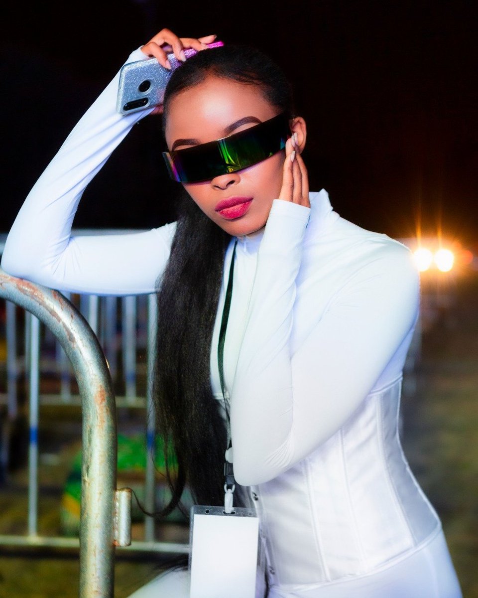 alvinconnect's tweet photo. Lighting up the night sky✨_X @azeezah_h 🇰🇪🌍
#Lifestyle #Africa #Photography #Model #Portrait #Creative #Art #Inspiration #Like #Follow #WCW #Fashion #Color #Adventure #Concept #Explore #AlvinConnect https://t.co/V6qJEny4yf