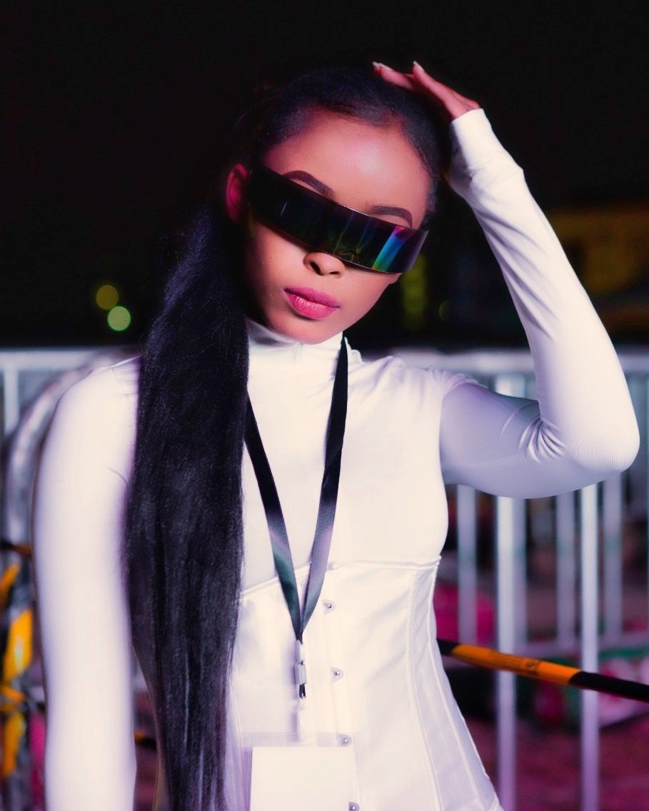alvinconnect's tweet photo. Lighting up the night sky✨_X @azeezah_h 🇰🇪🌍
#Lifestyle #Africa #Photography #Model #Portrait #Creative #Art #Inspiration #Like #Follow #WCW #Fashion #Color #Adventure #Concept #Explore #AlvinConnect https://t.co/V6qJEny4yf
