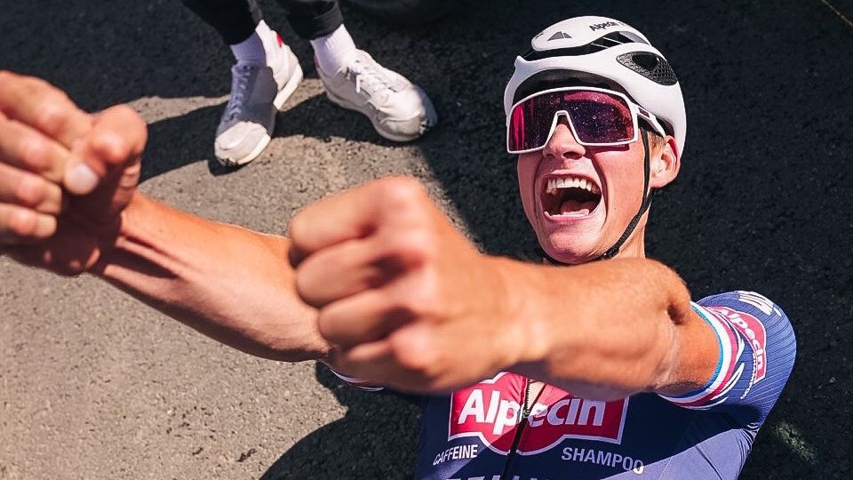 ciclismoliquido's tweet photo. «Oggi Mathieu van der Poel ci ha riconciliato con l’umano desiderio di chiudere i cerchi, di realizzare la nostra missione, di rendere il giusto omaggio a chi ci ha insegnato le cose sappiamo, ad amare le cose che amiamo.»

✍️ @ledep 
👉https://t.co/jJxNlCgyDZ https://t.co/x8ZE8ofRNA