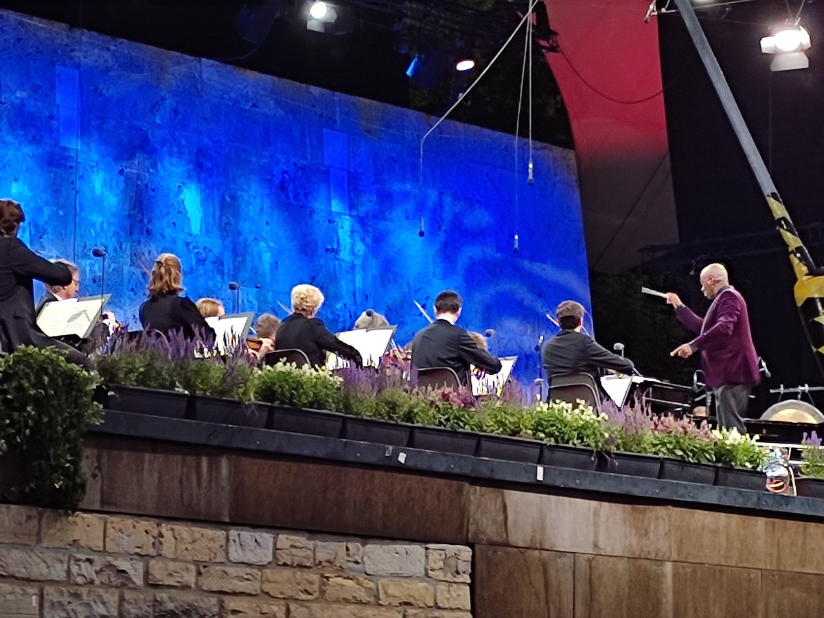 Ein ereignisreiches Wochenende geht zu Ende.
Gestern Morgen zunächst ein Infostand der SPD Hohenschönhausen, dann mobile Bürger*innensprechstunde der <a href="/SPD_Karlshorst/">SPD Karlshorst</a>. Am Abend als privates Highlight das Konzert der Berliner Philharmoniker in der Waldbühne. Tolles Erlebnis!