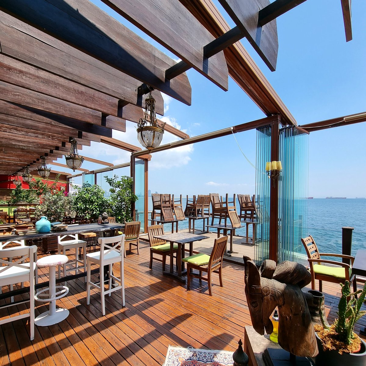 Bugün umarız yaşadığımız son sokağa çıkma kısıtlaması olan günümüz olur.
1 Temmuz perşembe gününe kadar 21:00'a kadar, 1 Temmuz 2021'den itibaren ise sizlere 10:00 / 00:00 saatleri arasında hizmet vermeye devam edeceğiz. Sağlıklı, mutlu ve özgür günlerimizde görüşmek üzere.✌