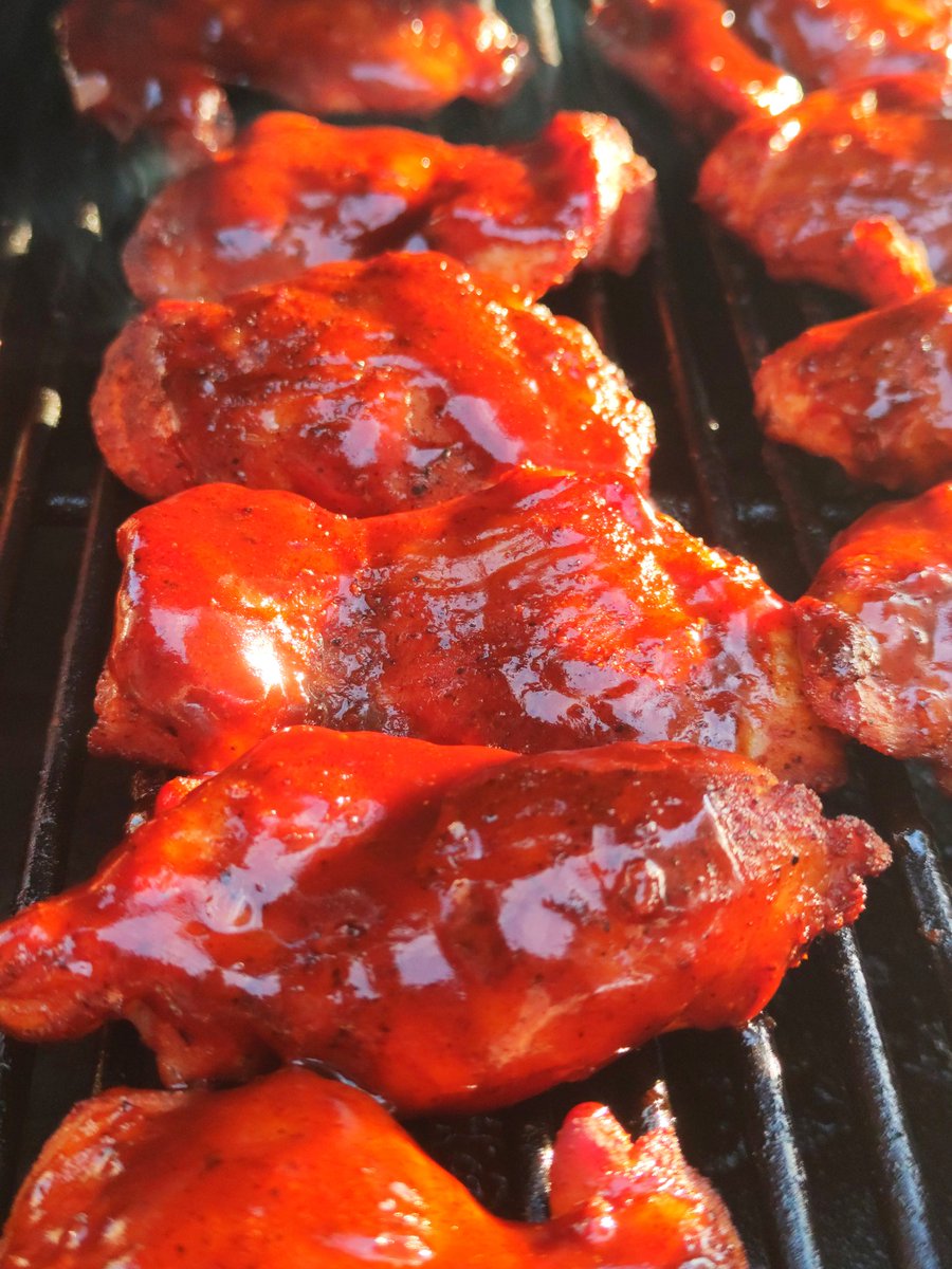 Some old fashioned <a href="/OakridgeBBQ/">Oakridge BBQ</a> chicken action tonight at #Smokinyankees HQ, thighs and drumsticks on my <a href="/officialprimo/">Primo Ceramic Grills</a> to accompany my #yankees playing at Boston on a brilliantly Sunday evening!!
I just wish my Yankees had played as good as that #chicken tasted.
<a href="/HeatBeadsBBQ/">Heat Beads®</a>