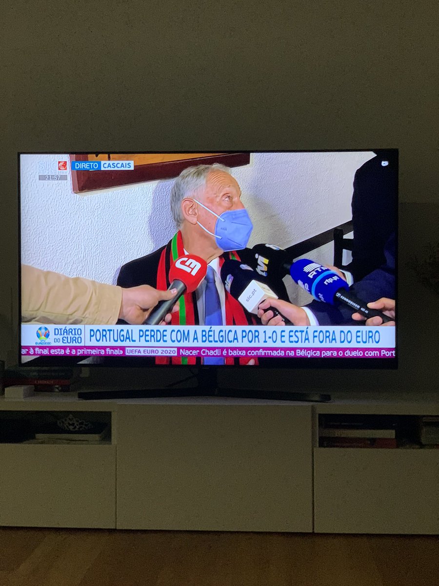 Que triste estes meios de comunicação social. Após o jogo os 3 canais de informação a transmitirem as reações de Marcelo 🤡