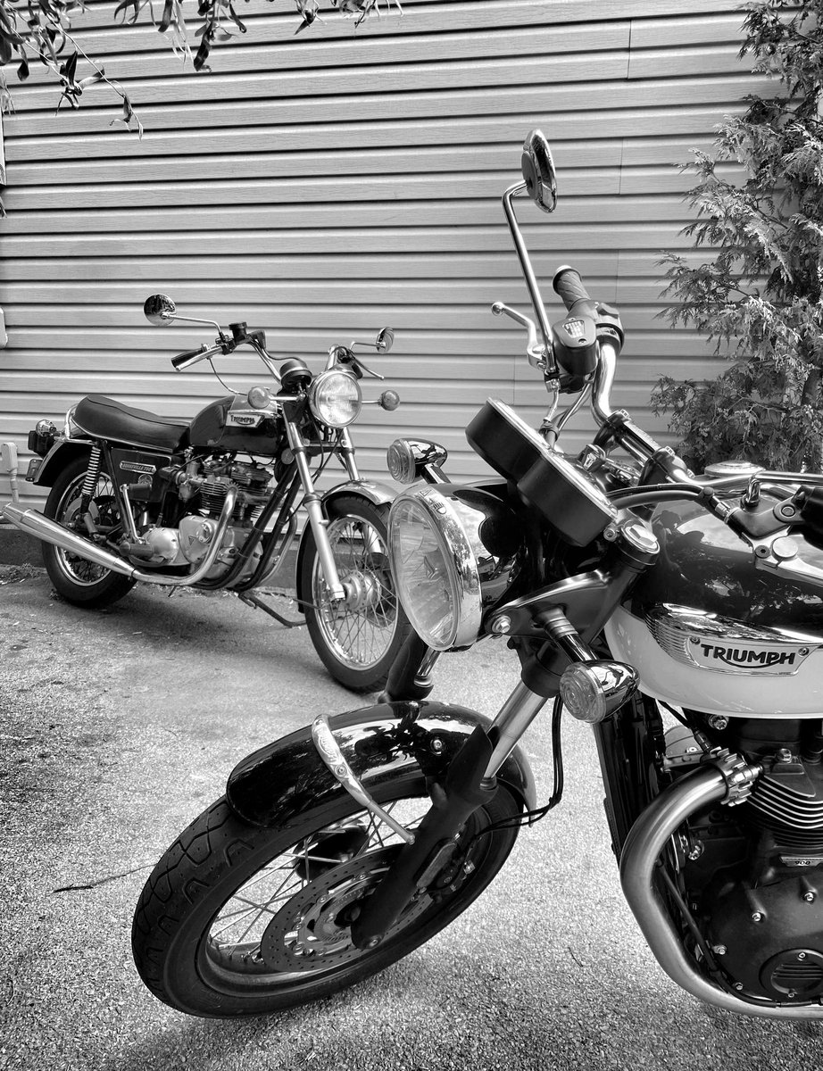 Old and new classics… coffee run #triumpht100bonneville #triumph #triumpht100 #triumph750bonneville  #irodetoday #bw #blackandwhitephotography #monochrome #motorcycle #modernclassic #classic #oldschool