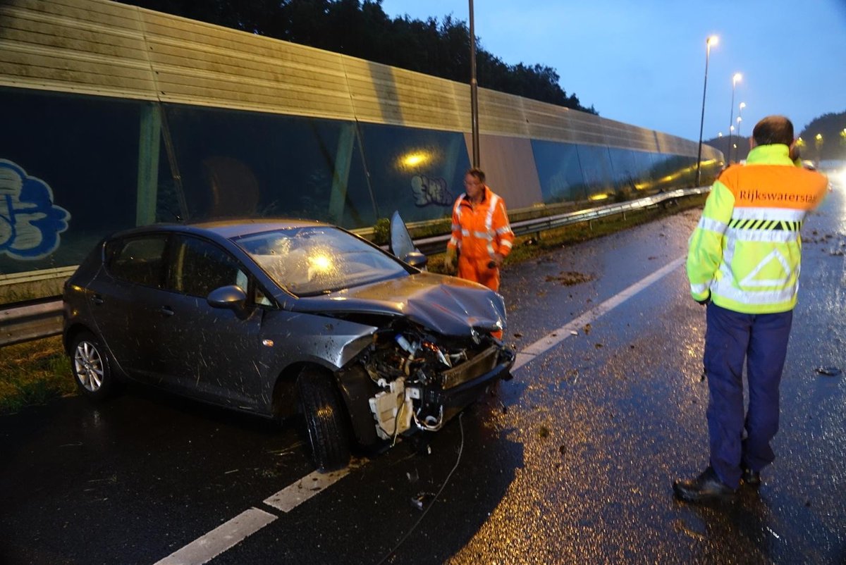 Veel schade bij eenzijdig ongeval op A7 bij Zuidoostbeemster, bestuurder ongedeerd..