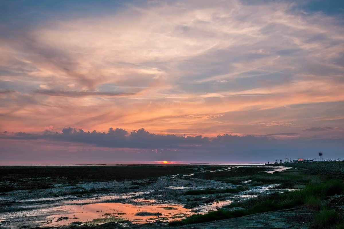 Op de pier bij Holwerd. <a href="/ItFryskeGea/">It Fryske Gea</a> <a href="/HolwerdaanZee/">Holwerd aan Zee</a> <a href="/waddentweets/">Waddenvereniging</a> <a href="/DSunsets/">DutchSunsets</a> <a href="/wadfotografen/">WADDENFOTO'S</a> <a href="/mooieluchten/">mooieluchten</a> <a href="/WerelderfgoedWZ/">Waddenzee Werelderfgoed</a>