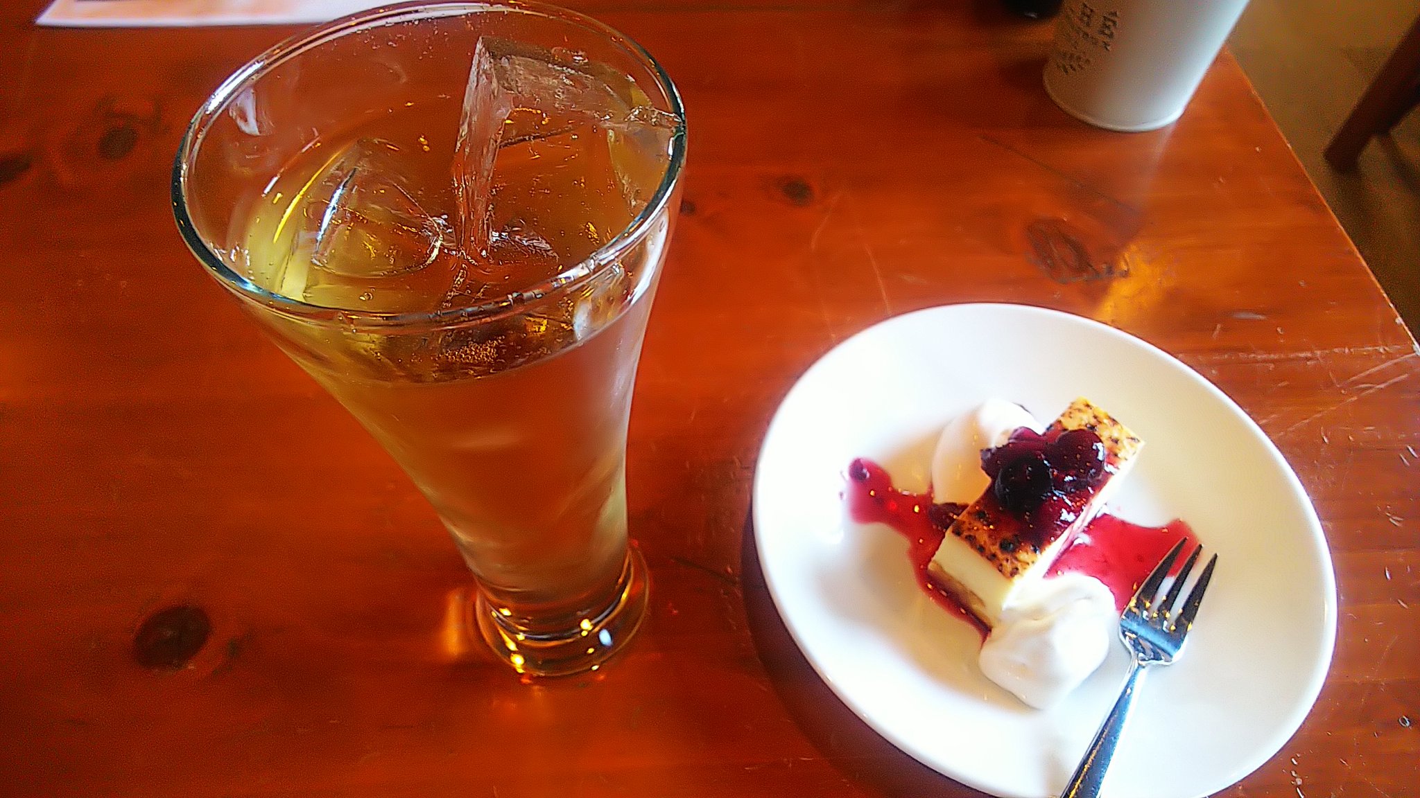 しょうじ 自分に負けるな 休日２日目 車で唐津市へドライブ に来て ｊｒ西唐津駅隣にある 今月２２日にオープンした音食屋ゆぐどらしるって言うお店に寄って ちょっと早いランチ 海鮮丼 ケーキ ドリンクセットを食べました 美味しかった