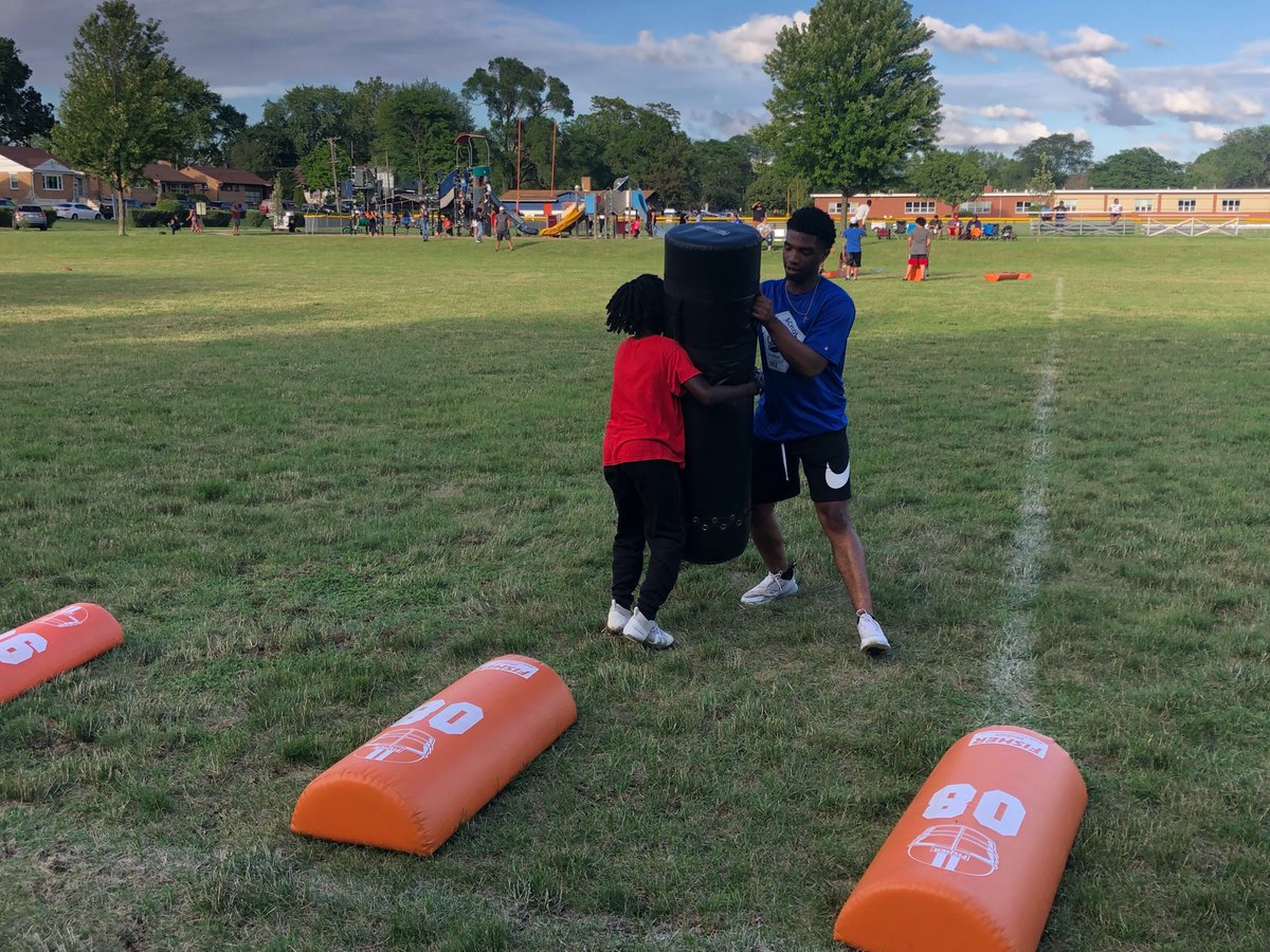 A huge Thank you to the Elgin Bears organization for setting up camp with us! A lot of fun and hard work. 

Our players did a fine job giving back to their community and working with the youngsters.