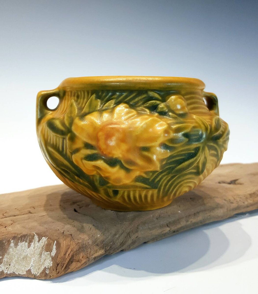 olika111's tweet photo. Roseville Pottery Peony 661-3 Brown Jardiniere Vase Ca. 1942, Peony Flower Pattern Pottery Vase, 3" tall Round Small Jardiniere Made in USA https://t.co/OMEpqZvvDQ #brown #birthday #christmas #yellow #countryfarmdecor https://t.co/XU2hYnJhIC