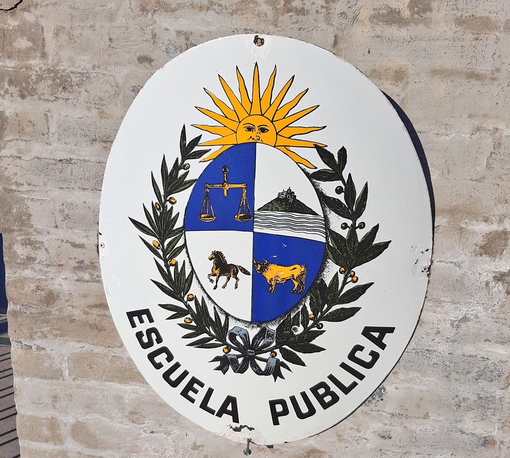 "La Ley promoverá la organización de sindicatos gremiales otorgándoles franquicias.."
Este principio constitucional (Art.57) fue defendido por ANEP hasta 2020 y por el Prof.Landoni en especial.
El ataque de diputados y TV a gremios vulnera la CONSTITUCIÓN y la libertad sindical.