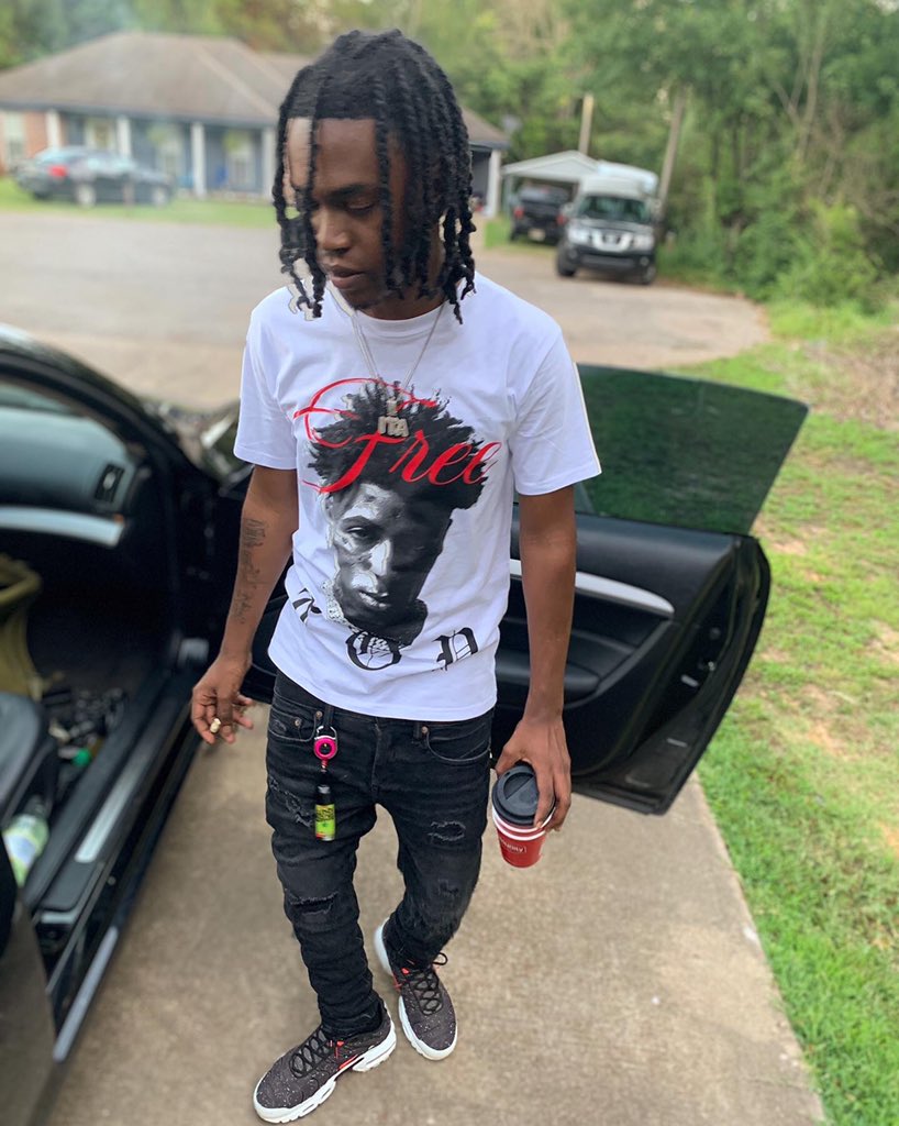 kingmarledo's tweet photo. Yo Boyfriend a Bitch 🖕🏾 N I Mean That I Can Boost His Bitch Self Esteem Yeah ! ... 💔🥡 #freetop💚 #FREESPOON #ITA4L #448 https://t.co/bCbhZ6QfRB