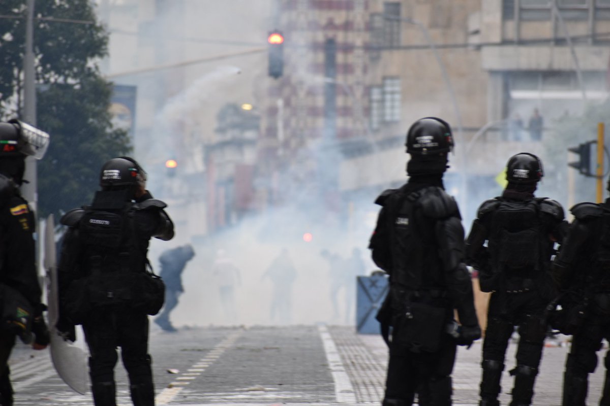 InvisiblesMuros's tweet photo. Very mini 🧵: Have been in the streets a lot (almost a month straight) during Colombian protests, taking photos from behind both lines, cops and protesters. And I have an observation. ESMAD *really* likes to fight, as do the street kids. But there's a difference: https://t.co/rZm0mGwnbB