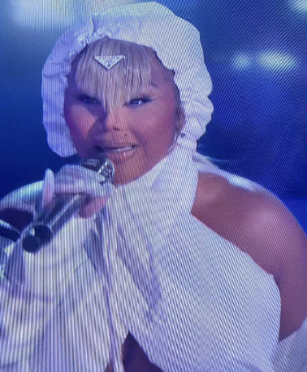 NOT THE PRADA BAYANGGGGG