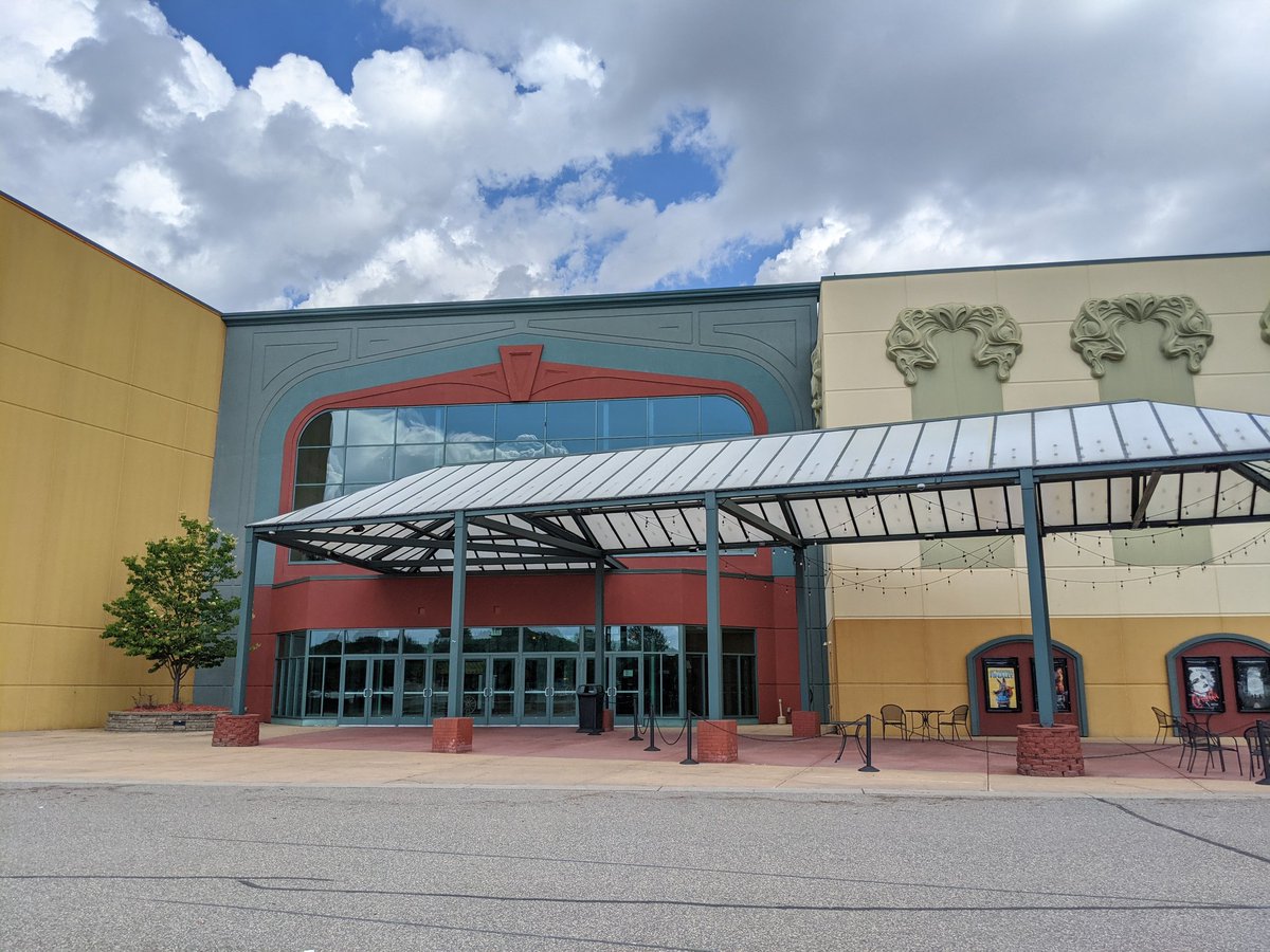 AmClassicCinema's tweet photo. The @StMichaelCinema in St Michael MN proves that you don't have to be a single screen 70 year old theater to be a classic cinema. This locally owned multiplex goes above and beyond over and over for their patrons, and the customers love them for it!  #ClassicCinema https://t.co/BS3ODriuRS