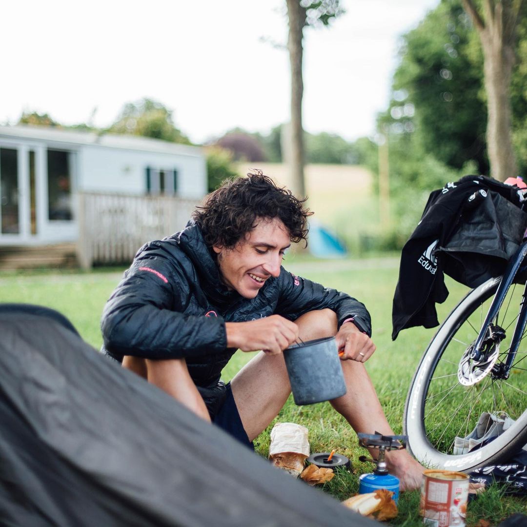 EFprocycling's tweet photo. KM 550 - After setting up camp – which consists of an inflatable sleeping pad, sleeping bag and a bivy - Lachlan enjoyed beans and sausages with a baguette while he listened to music and watched the water flow in the river that runs by his campsite. 

Bonne nuit 😴 

📷: @rapha https://t.co/7ihrd7kxsU