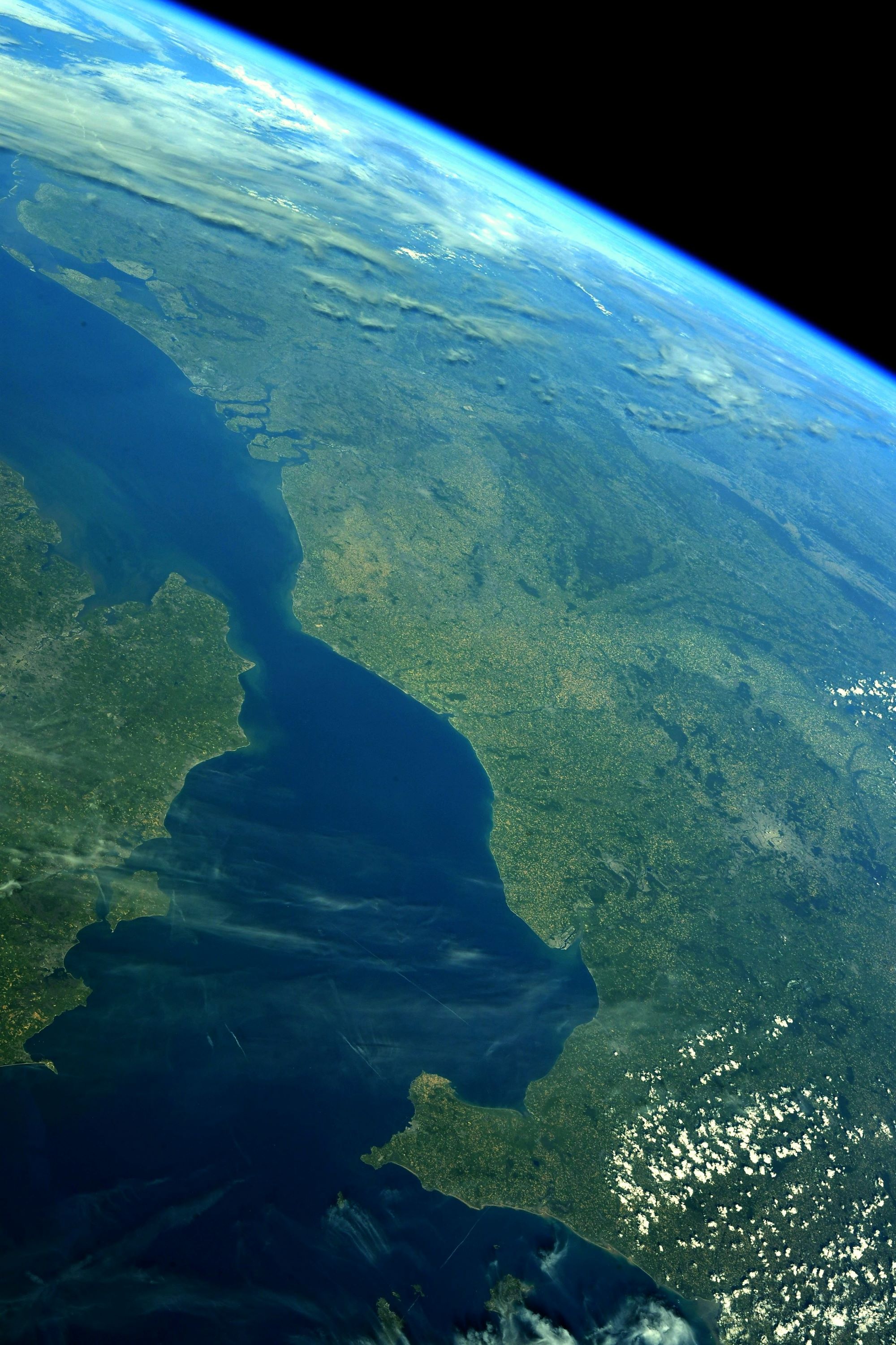 Livearth 宇宙からの地球絶景 No 1318 Iss から撮影した ドーバー海峡 と イギリス フランス ベルギー オランダ です ドーバー海峡 ラマンシュ海峡 東部 は イギリスとフランスを隔てる イギリス海峡 の最狭部です 北海 英仏海峡