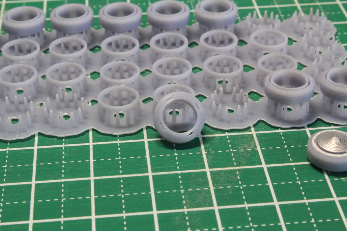 t_ogi's tweet photo. ミニカー用のホワイトリボンを新たに作っています。
幅0.15mmのリングを作りはめ込んでみました。
リボン部分は高さを調整するため、外せるようにタイヤには0.5mmの穴を開けてあります。
SK本舗さんの国産FEPフィルムは剥離も良く正確に出力で来ています。
#3Dプリンター #SK本舗 #MIRACLP https://t.co/30Fw9Nhw7t
