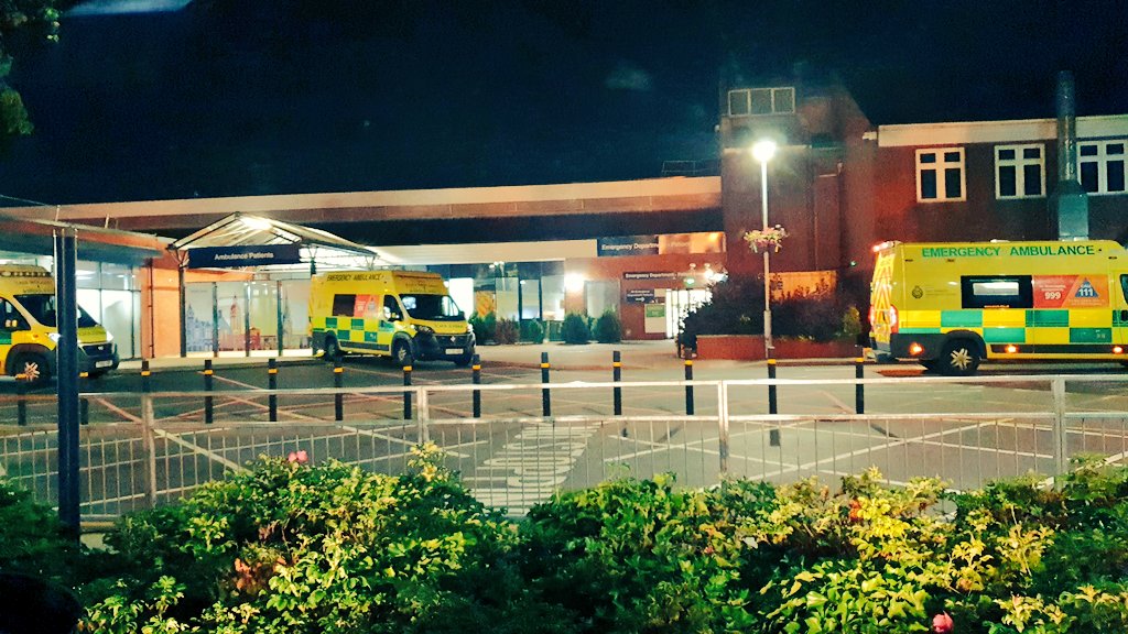 EMAS_MarkW's tweet photo. 1st night shift of 3 with @EMASNHSTrust, I'm on tonight with @TamsinBuckley until 7am.
Just on stand-by at @royalhospital Chesterfield. @EmasJoyw
#TeamPTS #TeamHD #TeamEMAS https://t.co/I6e023NlHq