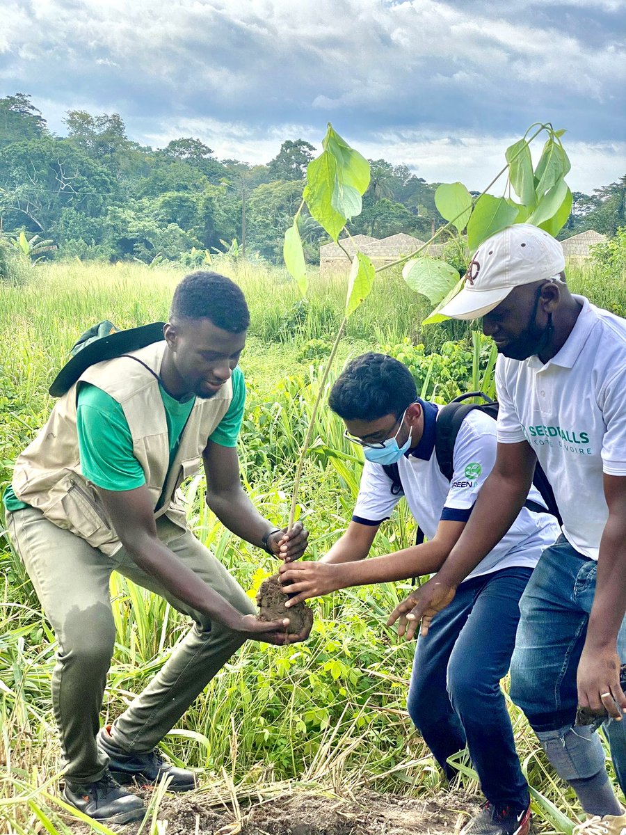 GreenIvory1's tweet photo. 🌿𝗖𝗮𝗺𝗽 𝗩𝗲𝗿𝘁 𝗜𝗜 : Ce Samedi 26 Juin, la forêt classée de Bamo, riche de plus de 400 espèces végétales, a accueilli plus de 50 jeunes amoureux de la nature dans le cadre de notre 2ème Camp Vert.
#GreenIvory_Ong #SageInnovationCentre #SentiersVerts #CampVert
#Civ225 https://t.co/W8fKlnaprJ
