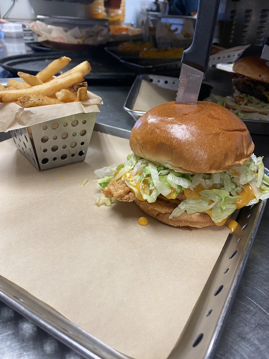 iamkimmie's tweet photo. That chicken sandwich though… @Chilis @CRUT8180 #slidellchilis https://t.co/Qx7Xqiz3S2