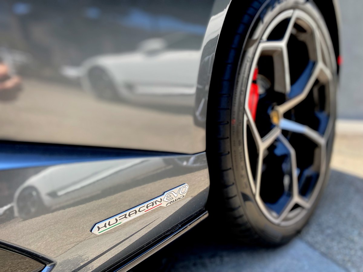 Bentley Photobomb...  Sorry EVO, you can't have all the fun. 🤪.
.
#Bentley #Reflection #lamborghini #hurcan #evo #lambo #lamborghinihuracan #huracanevo #huracanrwd