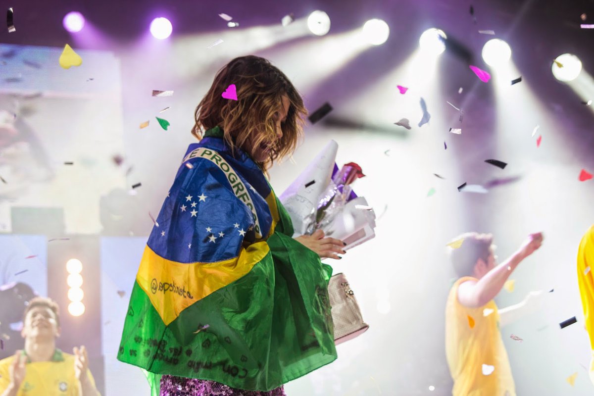ManiaVioletta's tweet photo. Hoje, faz 5 anos que o elenco estava em solo no Brasil para realizar 5 shows da turnê #ViolettaLive. Você foi em algum show? https://t.co/0fGlEKDiwJ