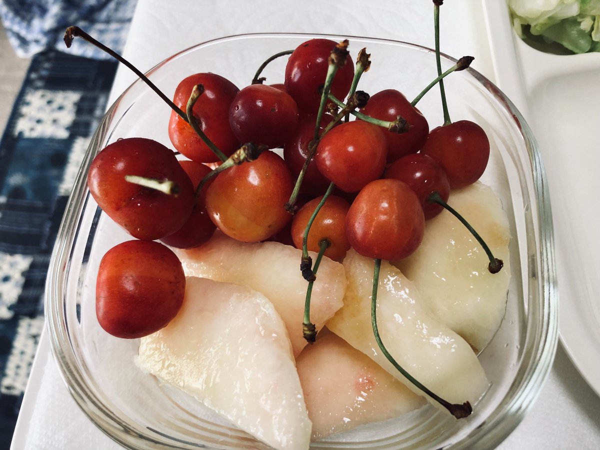 agosunsunsun's tweet photo. 昨日頂いたさくらんぼ🍒アンド桃🍑美味しい😊❣️今週も宜しくお願い致します。あご勇 https://t.co/WZlzyyjzr3