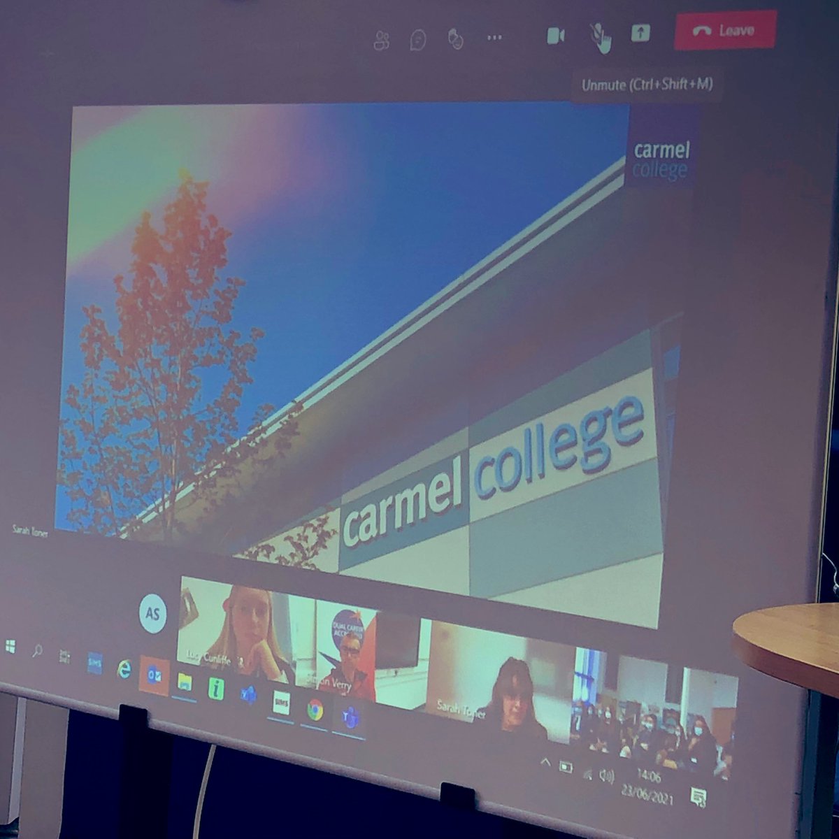 MissHand3's tweet photo. Our passionate young sports leaders during their virtual meeting with @CarmelCollege. Thank you- the girls took a lot away from the session and they are enjoying being part of the ‘Aspire 2 Be’ project! @ssat @PECarmel @HopeAcademyPE  @hope_careers  @hopeclassof2023 #proud 😊👏🏼 https://t.co/xeWN9Xije5
