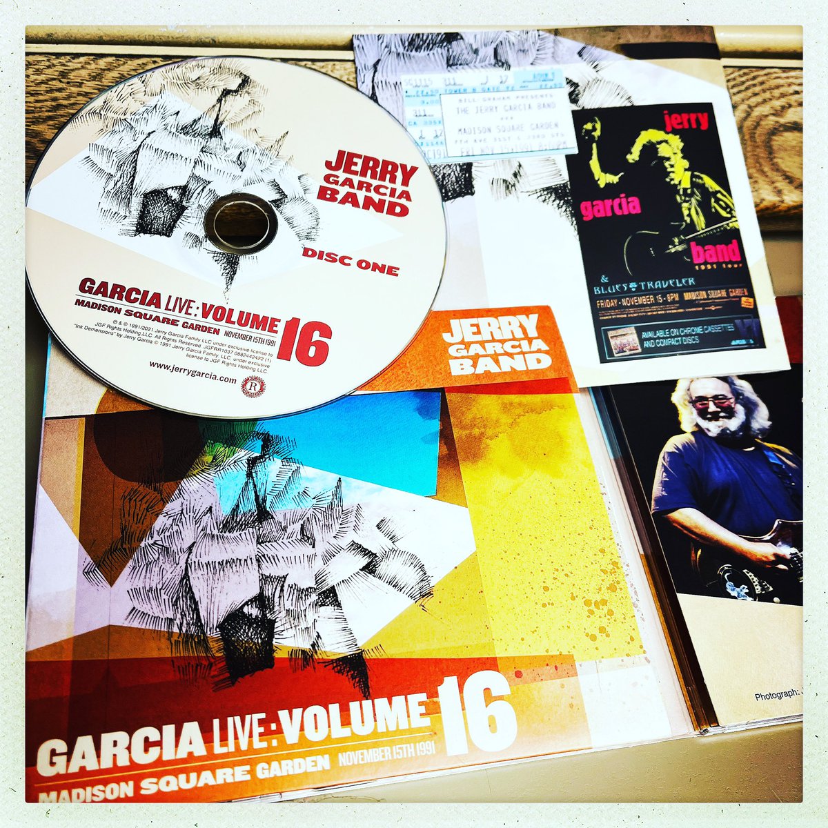 TheMellowMatt's tweet image. Lighting up the airwaves with the new JGB MSG ‘91 set. Pure 🔥
#deadair #mellowmatts #D93 #freeformradio #JGB #garcia #stealyourface