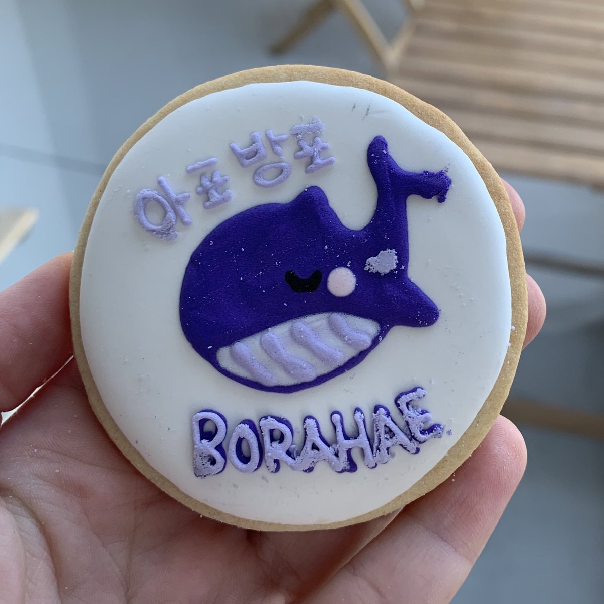 taegiminn's tweet photo. went to a cup sleeve event and got the cutest cookie from @LeasSweetBox 🥺 wish i could’ve protected it better on the road but such a lovely design 🐳💜 https://t.co/zVVeJEQC8f