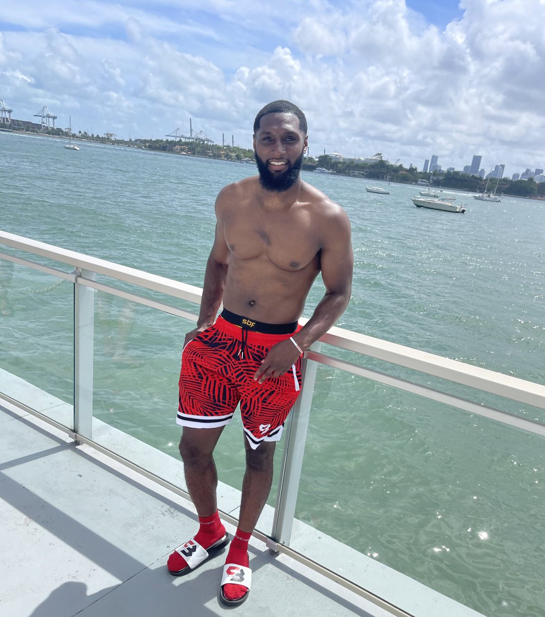 Shane_Butler3's tweet photo. What’s up, I’m a entrepreneur looking to build clientele in the Dallas area. I own a sports brand called @SBFitLLC where we manufacture team uniforms, fitness train and sell workout apparel. 
Contact me and visit https://t.co/nbIhYyAQGq for more info.
#RealWorkRealResults
#LLTub https://t.co/6eGUNfhEuw