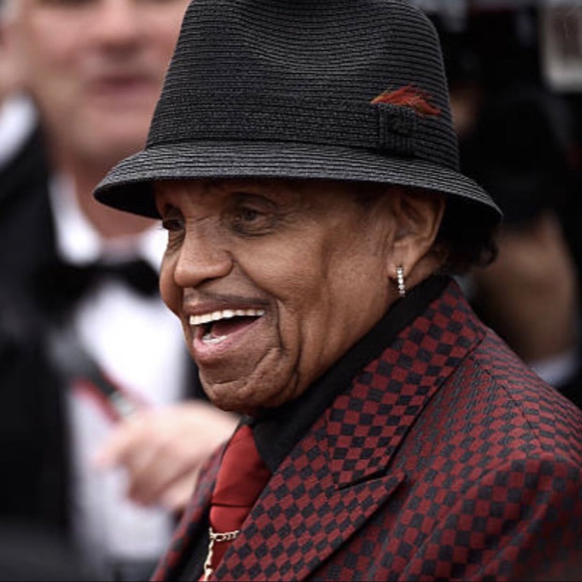 wigglesfan151's tweet photo. One thing I really respect about this man is what he did for his family making sure there was a roof over their head food in their bellies and keeping all his nine kids out of trouble and got them out of Gary Indiana respect #RIPJoeJackson #MichaelJackson #thejacksons #Jackson5 https://t.co/NZSt1zgyhi
